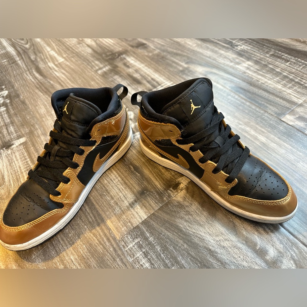 Nike Jordan Mid SE 3Youth, black and metallic gold, good used condition, box